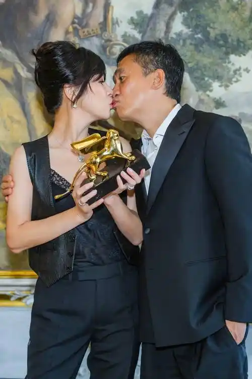 梁朝伟获威尼斯电影节终身成就奖 李安导演颁奖 刘嘉玲分享甜蜜合影