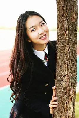 2012年,许龄月参加第61届中国区大赛并获得亚军而出道.