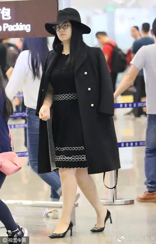 王岳伦一家三口现身机场李湘贵妇造型难掩壕气