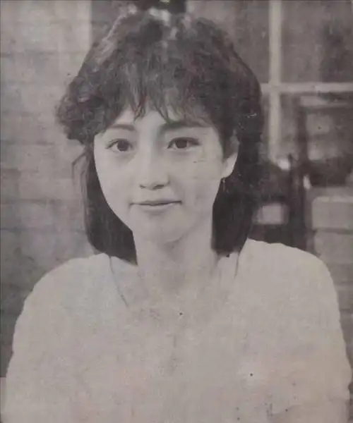 苑琼丹其实不丑,年轻时甚至是大美女.之所以沦为丑女,实在是迫不得已.