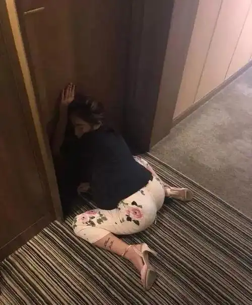 女孩,不要独自喝醉,不要轻易相信别人,不随意搭乘不认识人的车等等.