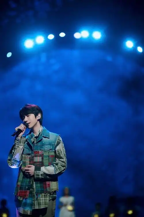 光影下氛围感拉满期待跨年夜正式舞台#王源跨年彩排图
