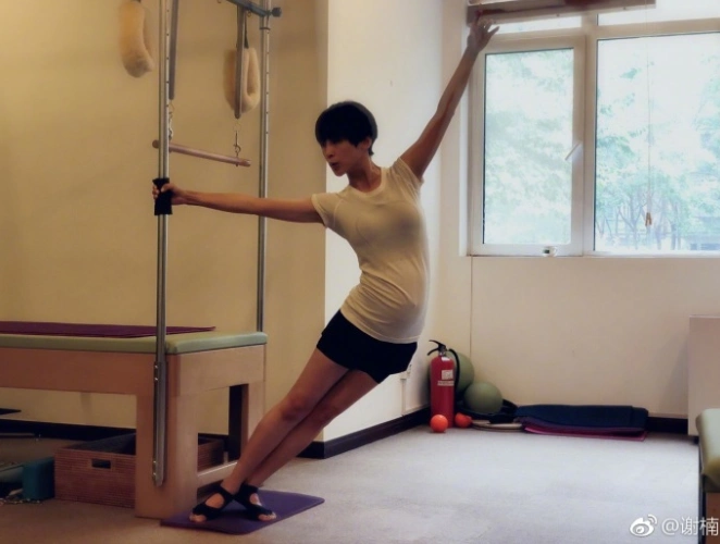 女明星孕期运动大比拼:昆凌挺孕肚练拳击,张歆艺怀孕8月仍游泳