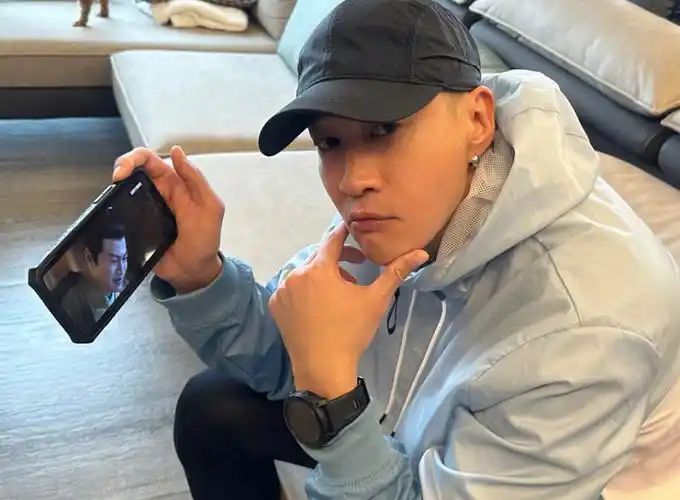 何润东老婆晒一家"四"口庆结婚纪念日,相爱16年无子,甜蜜依旧_腾讯