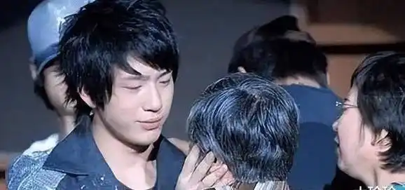 井柏然:出生28天被弃,爷爷奶奶捡废品养活他,走红后父母来认亲_生活