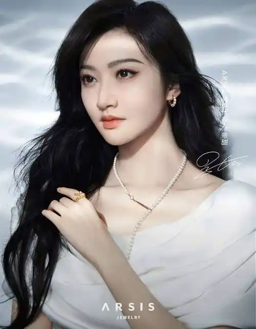 搜狐娱乐讯 近日,一组景甜担任某品牌代言人的写真释出,景甜身穿v领