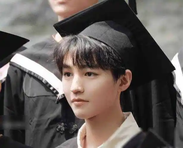 王俊凯真人长啥样回北电拍毕业照被偶遇生图状态看呆我了看到