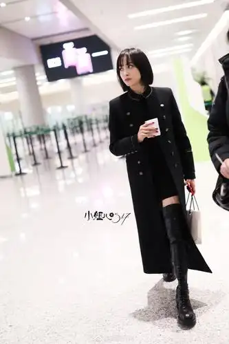 12月6日,宋茜现身上海机场,她身穿修身黑色风衣搭配过膝长靴
