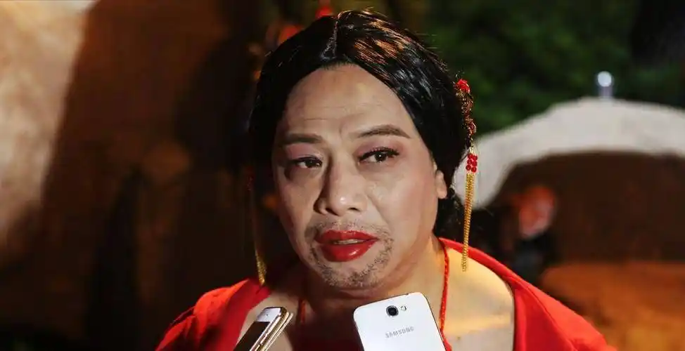 同是男扮女装,有人娇俏,有人搞笑,有人惊吓_张卫健_张国荣_因为