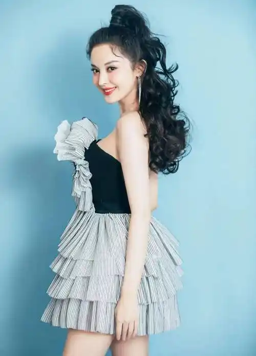 最近,古力娜扎的粉丝发布了一组自己偶像的靓丽写真,非常漂亮!