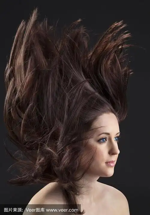 美丽的女人甩长头发在她上面