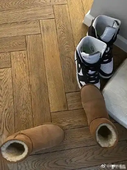 脱的鞋的照片#1月26日,邓超在社交平台晒几张老婆孙俪脱的鞋子的照片