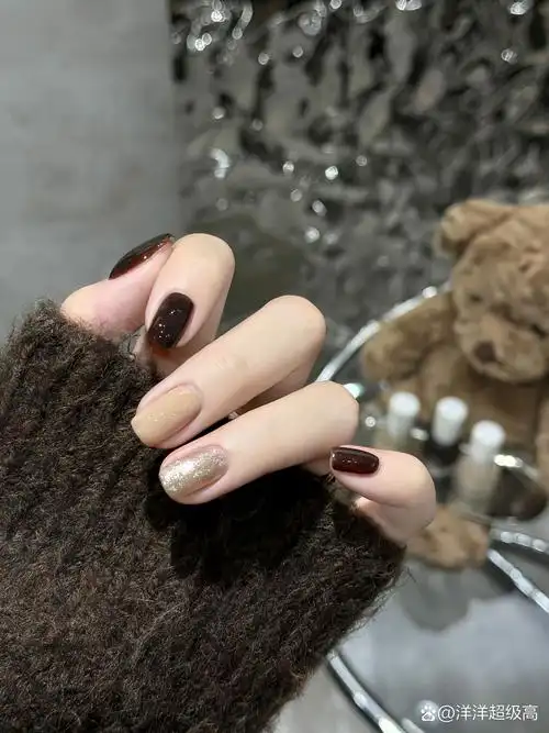 然而,选择适合自己肤色的美甲颜