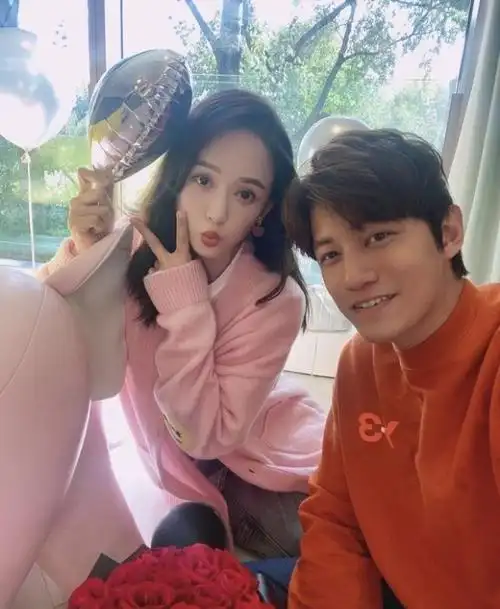 陈乔恩艾伦晒合照庆祝相爱三周年被玫瑰和气球环绕幸福甜蜜