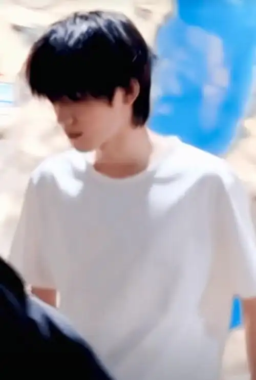 一直都觉得宋亚轩冷脸时眼睛被刘海遮住的话就会变得很阴暗批    #和