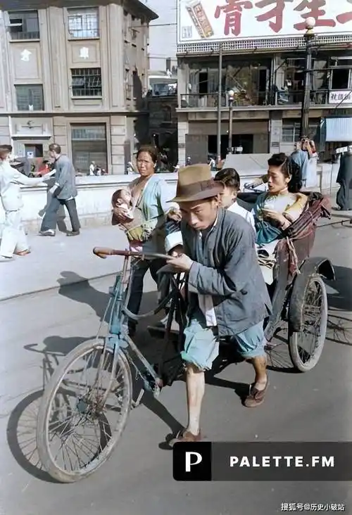 民国时期上海彩色老照片曝光:乞丐追逐黄包车乞讨