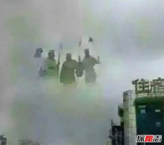 天空上出现6个天兵天将网友拍下图片证明网友p图恶搞