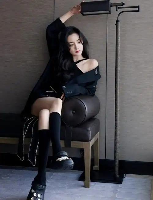 女星杨幂优美坐姿—颜值担当,温婉甜美,百看不厌|坐姿|杨幂_手机网易