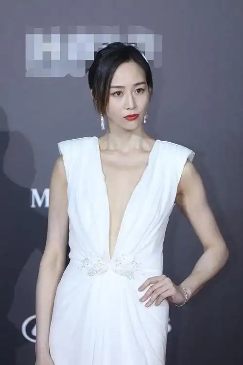 张钧甯黑裙造型太亮眼一袭黑色蕾丝长裙网友美得令人窒息