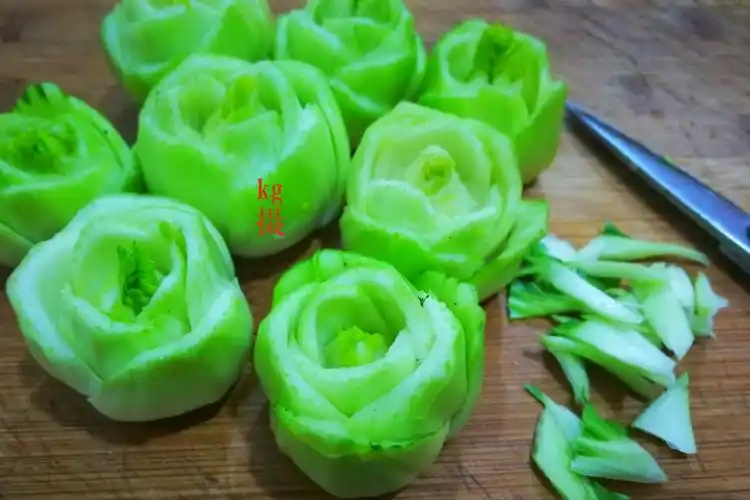 准备一把小青菜,选择略微大一点的青菜,把青菜叶切开仅留下青菜帮和