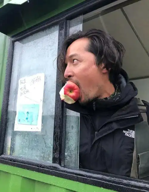 胡歌搞笑自拍曝光,新发型撞脸刘德华,孤身一人骑马的样子很帅!