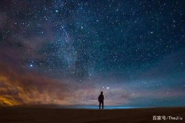 星空下孤独的身影