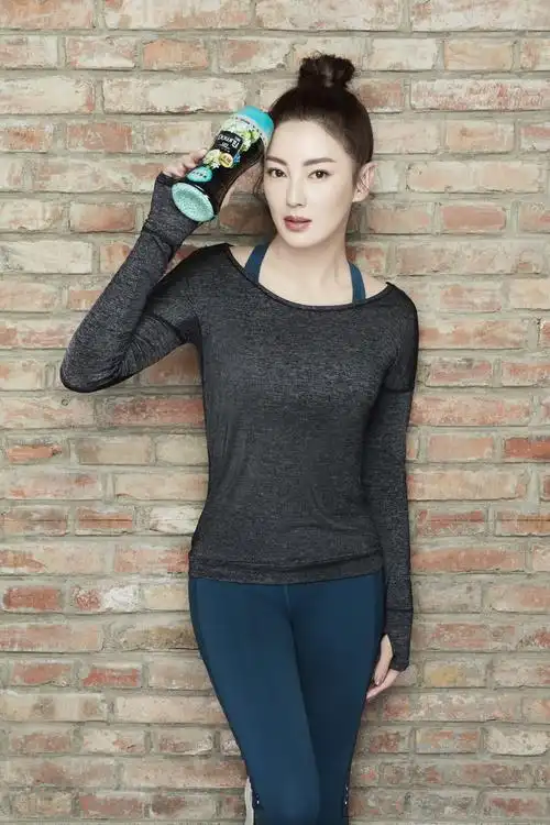 张雨绮以利落的运动装出镜,干净清爽,活力无限,并且在健身房施展出"