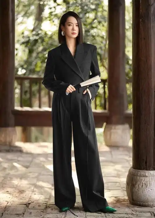戚薇好会穿黑色简单的黑色西装穿得霸气十足女王气场不是盖的