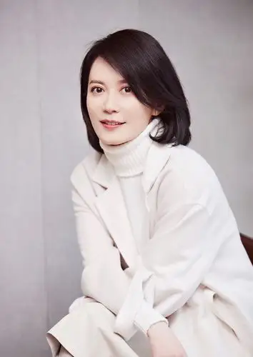 47岁俞飞鸿真会穿,花边毛衣搭配花边裙少女感十足,轻松嫩回27岁