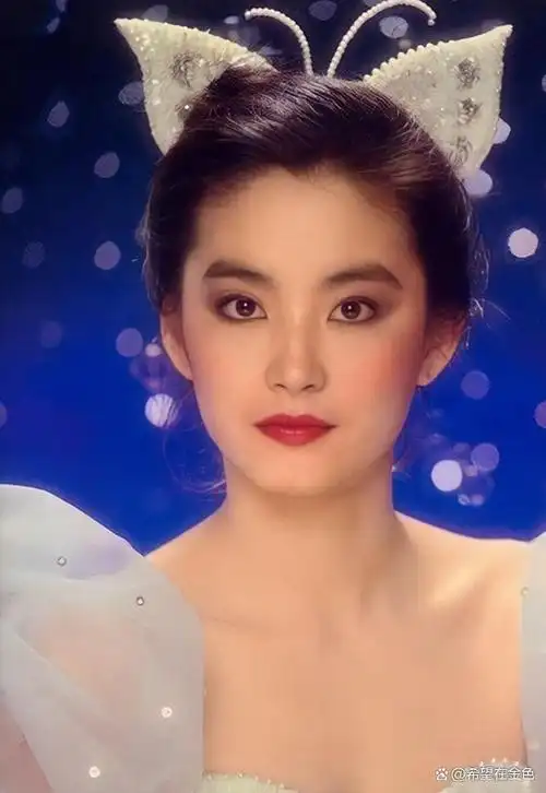 在这组照片中,林青霞展现出了令人惊叹的美貌和气质.