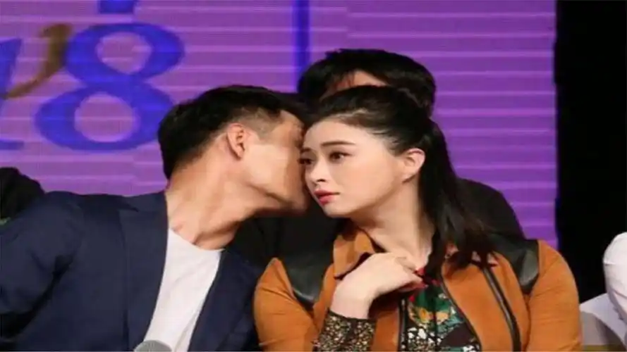 蒋欣和王凯婚期在即?挺孕肚现身医院笑容满满,王凯全程贴心陪伴