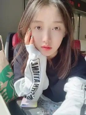 组图创造营姜贞羽16岁杂志写真曝光戴圆框眼镜清纯又文艺