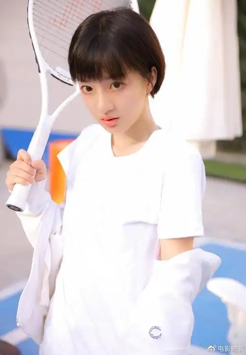 靓靓聊第74期白色运动服清纯短发美女天生丽质不用化妆就很美