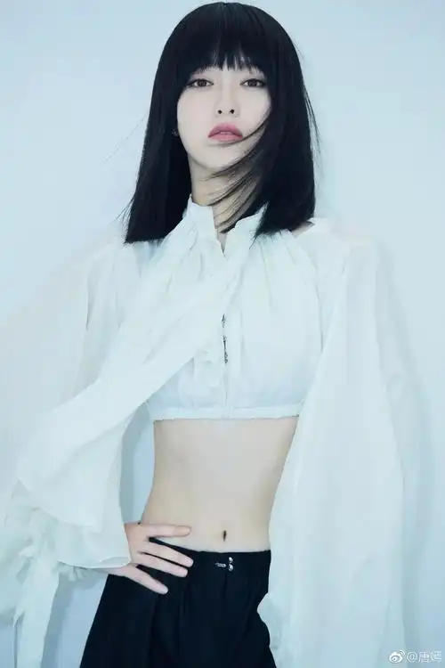 这件衬衫设计感极强,刚好露出糖糖的小蛮腰和肚脐,帅气风中又有女性感