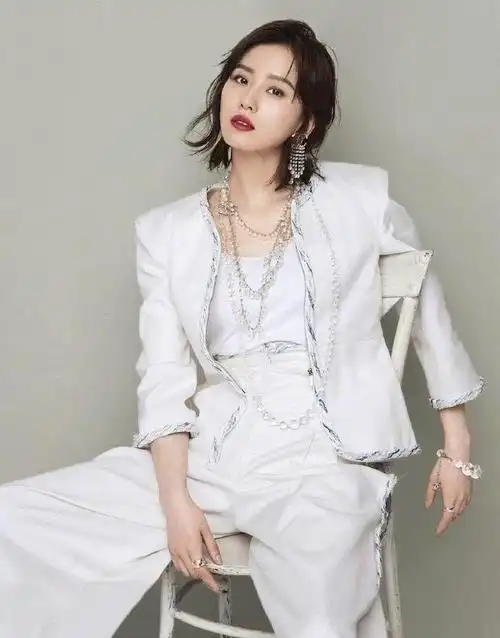 刘诗诗出席新剧首映礼活动,白色寸衫配淡蓝色宽松裤,看起来特别迷人了