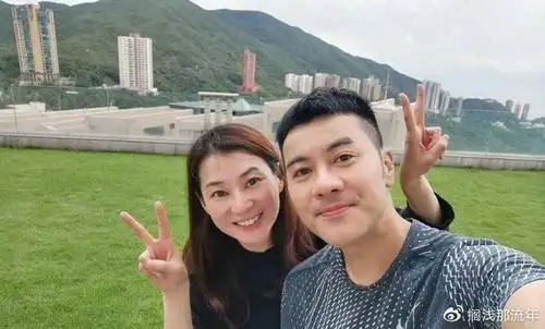 港姐陈伶俐晒与邵美琪合照44岁仍有好状态与现任老公太幸福