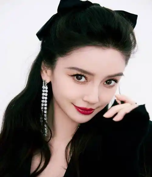 杨颖身穿腰部镂空黑裙,妆容精致,少女感满满_爱心_黑色_身材