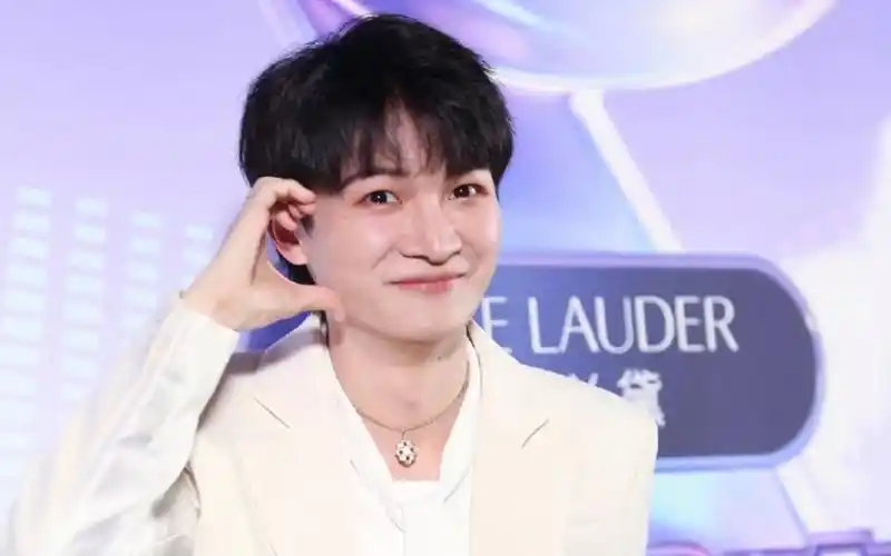 周深给媒体记者比心,"我没有心",太可爱了