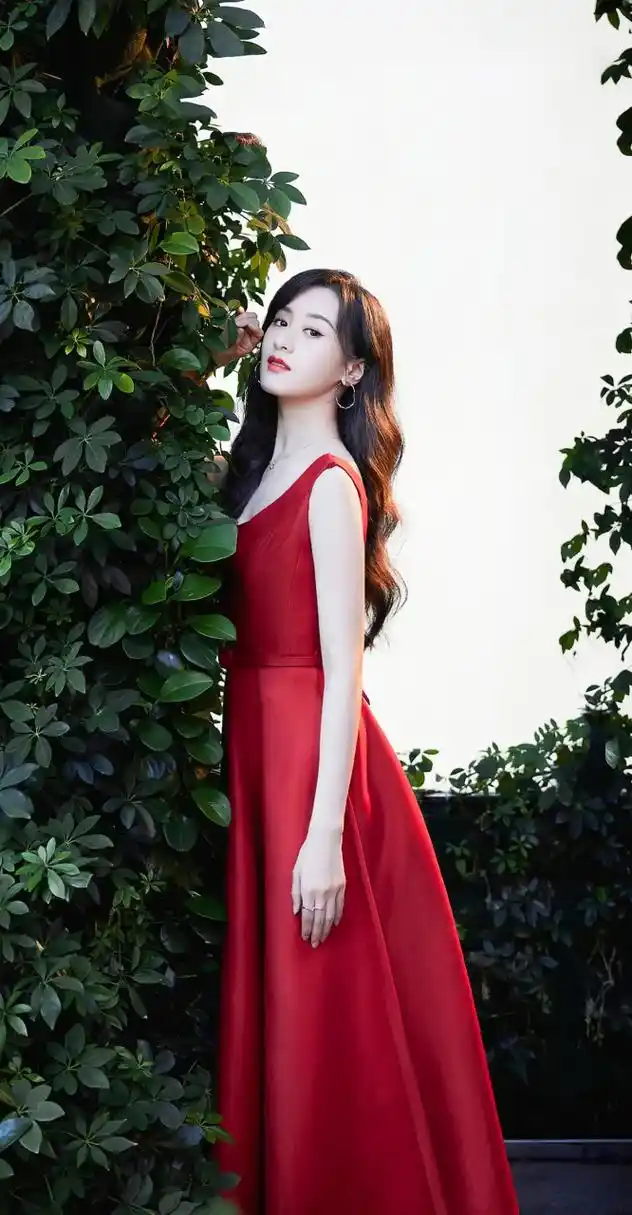 袁冰妍的穿搭让人眼前一亮,时尚有活力.