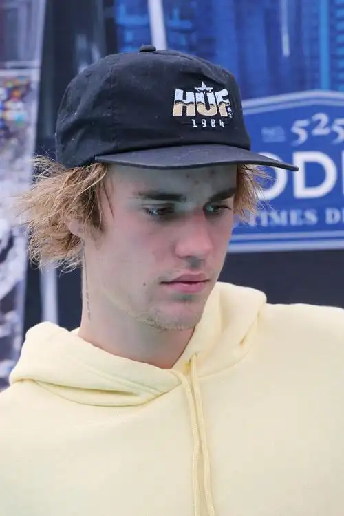 justinbieber最新街拍这发型