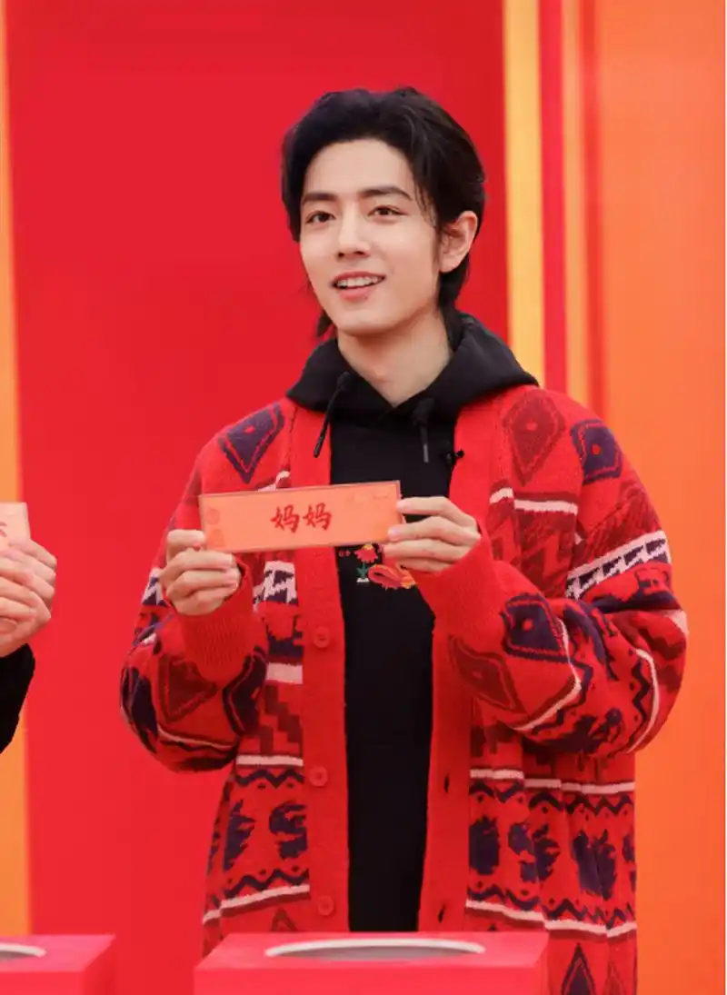 肖战红色开衫毛衣# @x玖少年团肖战daytoy  肖战红色开衫毛衣好帅,还