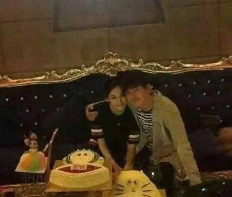 古力娜扎陪张翰剧组过生日当众热吻[悠闲]