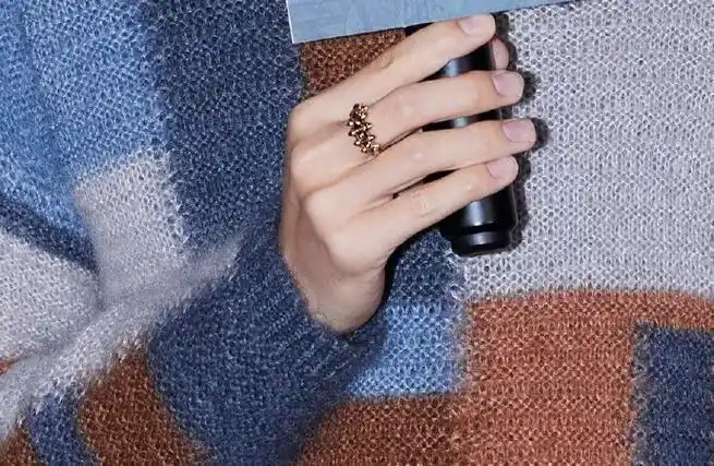 他白皙的皮肤下面经脉分明,如同兀起的山川河流,而他骨节分明清瘦