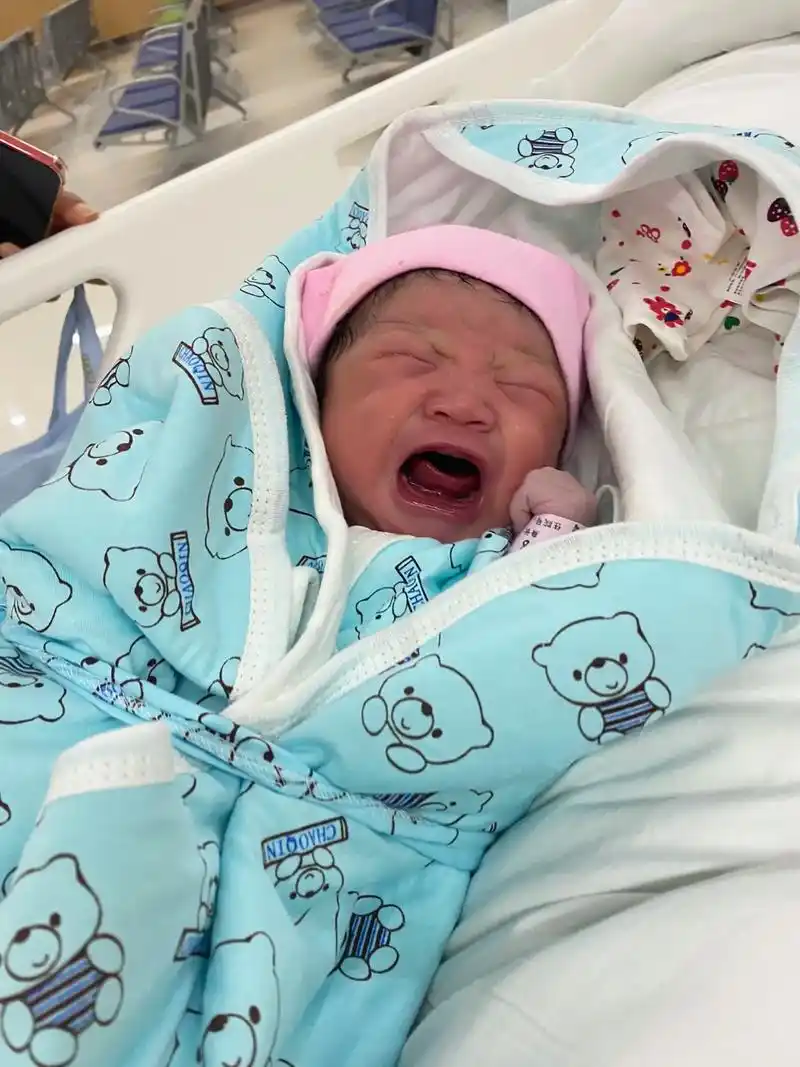 刚刚出生的小宝宝 #出生第一张照片 亲们,报喜报喜报喜了! - 抖音