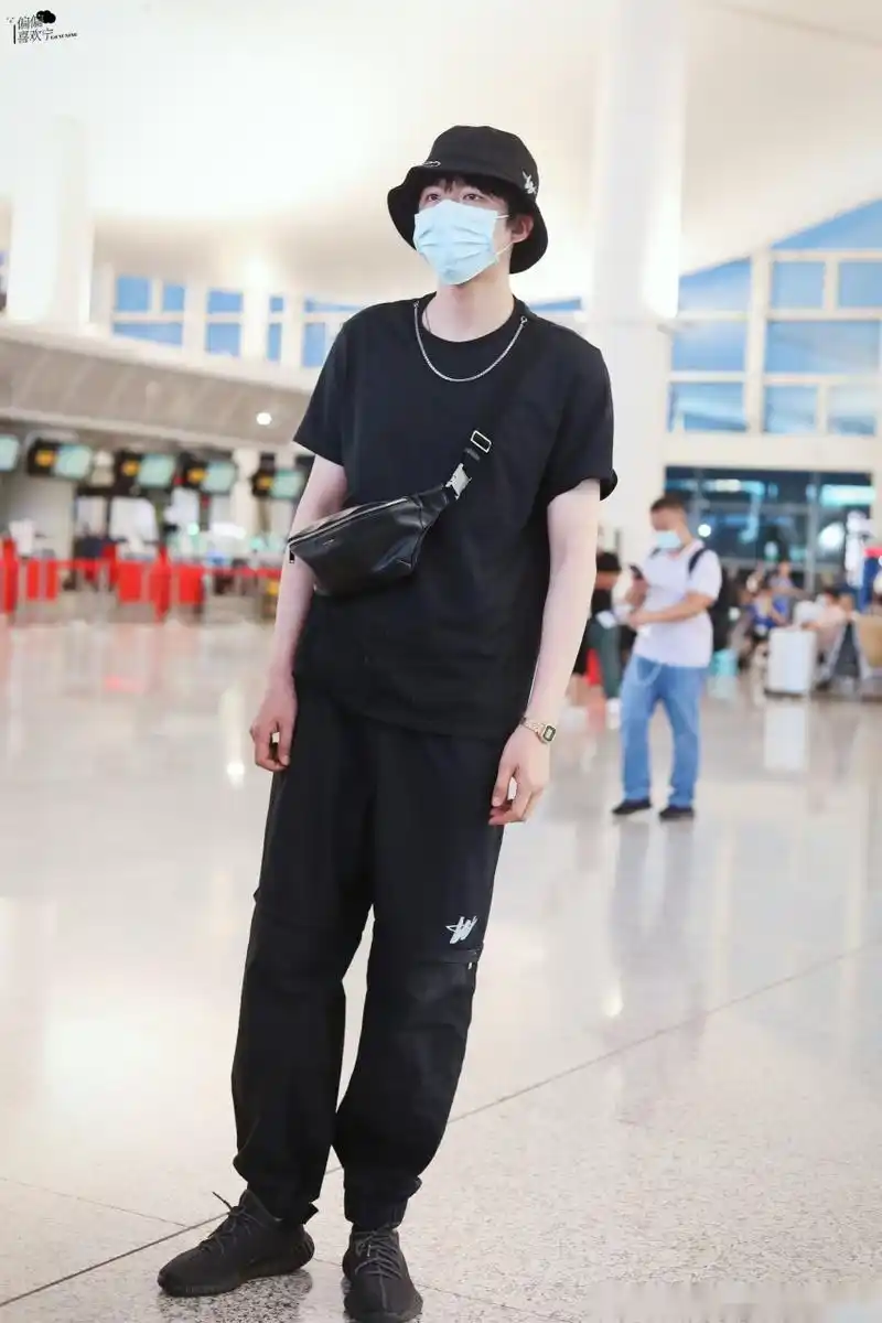 摩登兄弟刘宇宁杭州机场出发饭拍～ 宁哥这傲人大长腿也是没谁了!