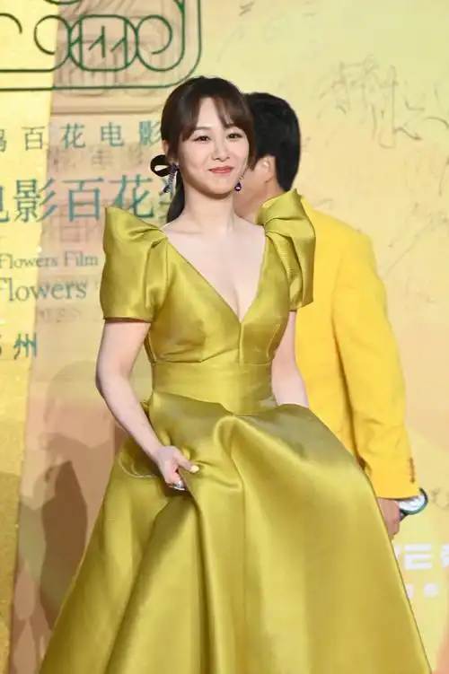 杨紫的身材被严重低估,穿深v礼裙亮相百花奖,女人味大爆棚_手机搜狐网