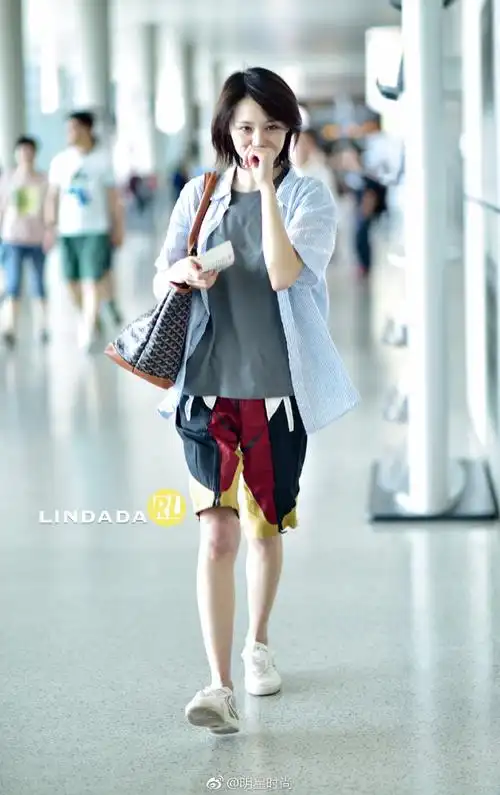 郑爽素颜现身机场,全程捂着嘴巴,真相令人心疼!