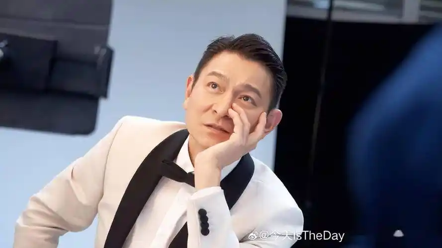 刘德华演唱会官宣,至少开25场赚2亿,背后资本盘根错节