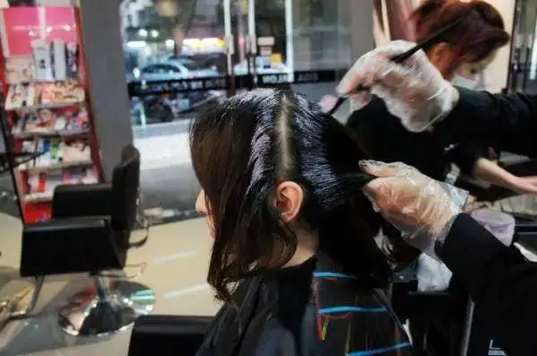 理发店染头发理发师为啥不愿染黑色这是外行人不懂的行业秘密