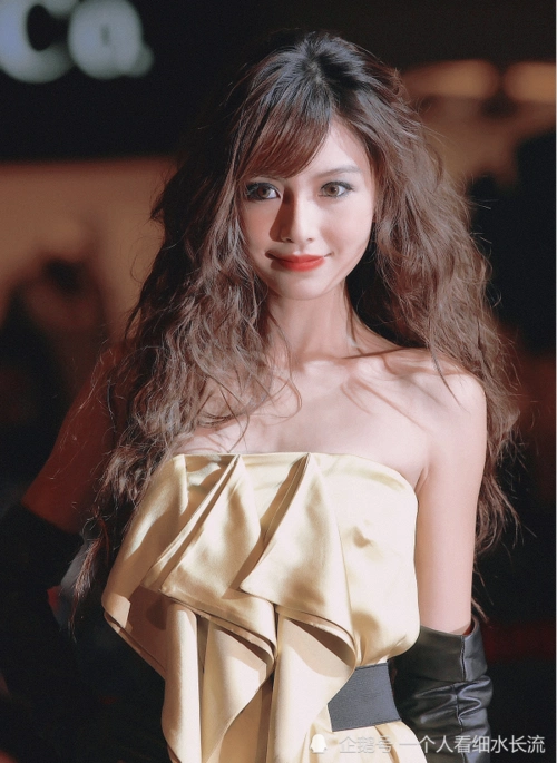 baby羊毛卷旧照被疯传,没有p图的年代,生图美成"混血芭比"